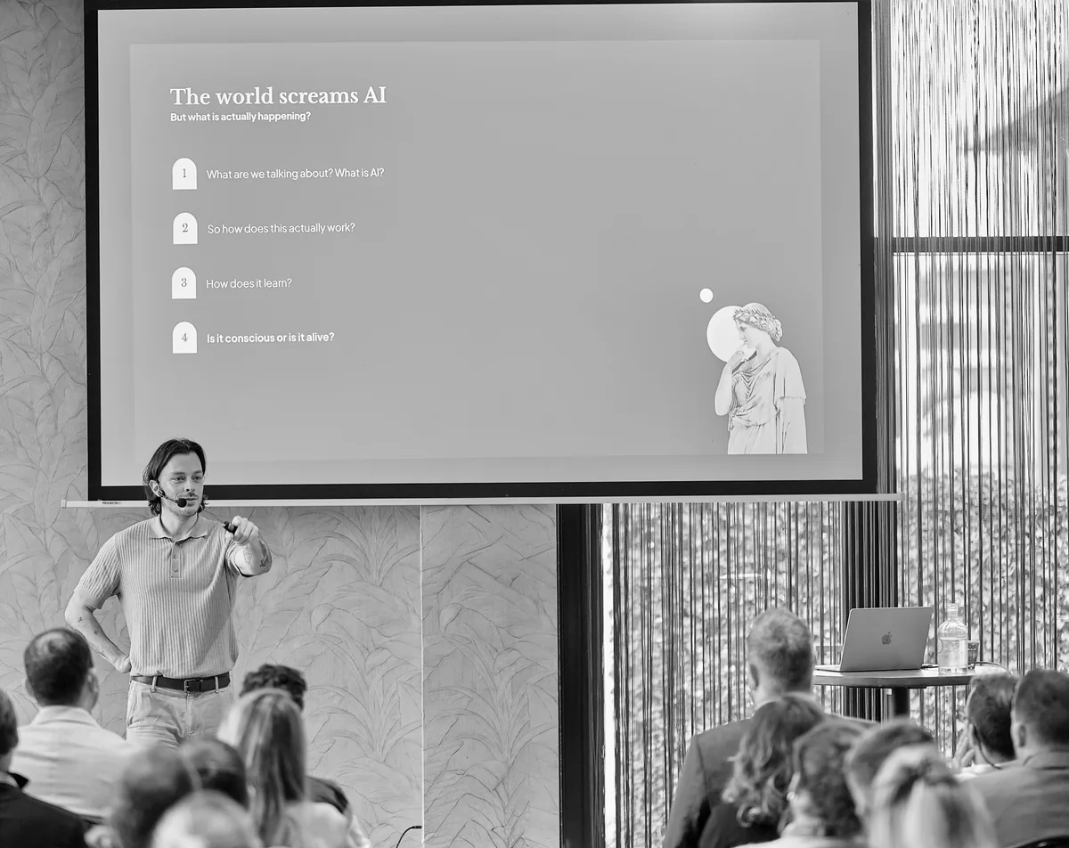 Thomas Damen geeft een AI keynote met filosofische invalshoek