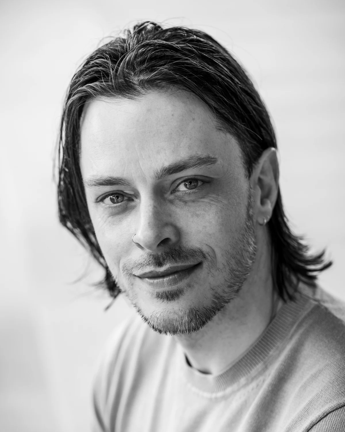 Portret van Thomas Damen, kijkend in de camera.