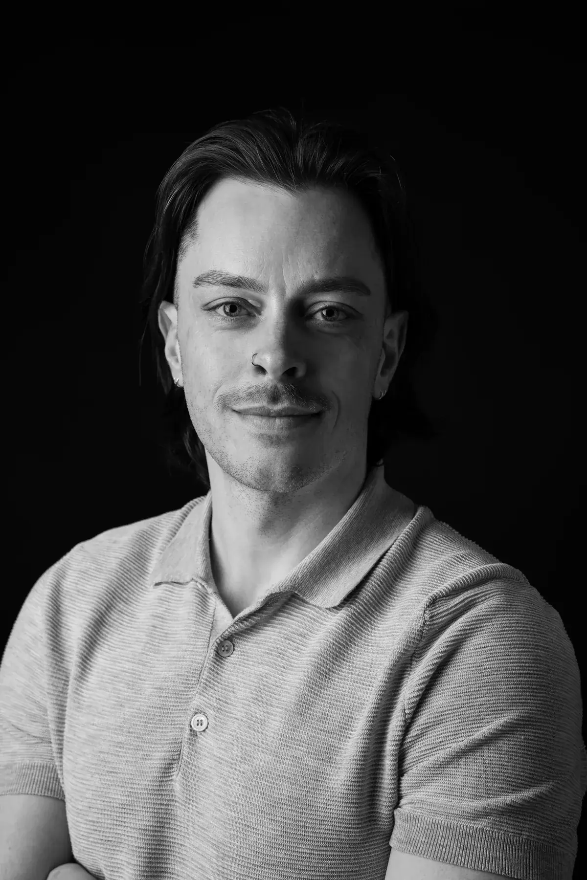 Portret van Thomas Damen tijdens een keynote over AI